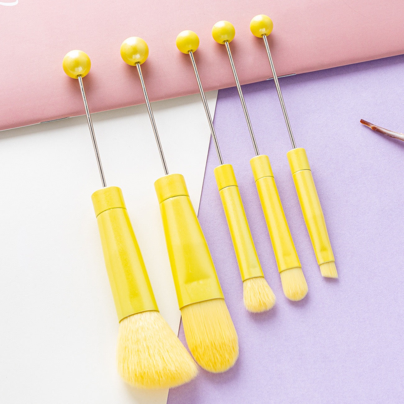 Beaded metal handle and beaded makeup brush set