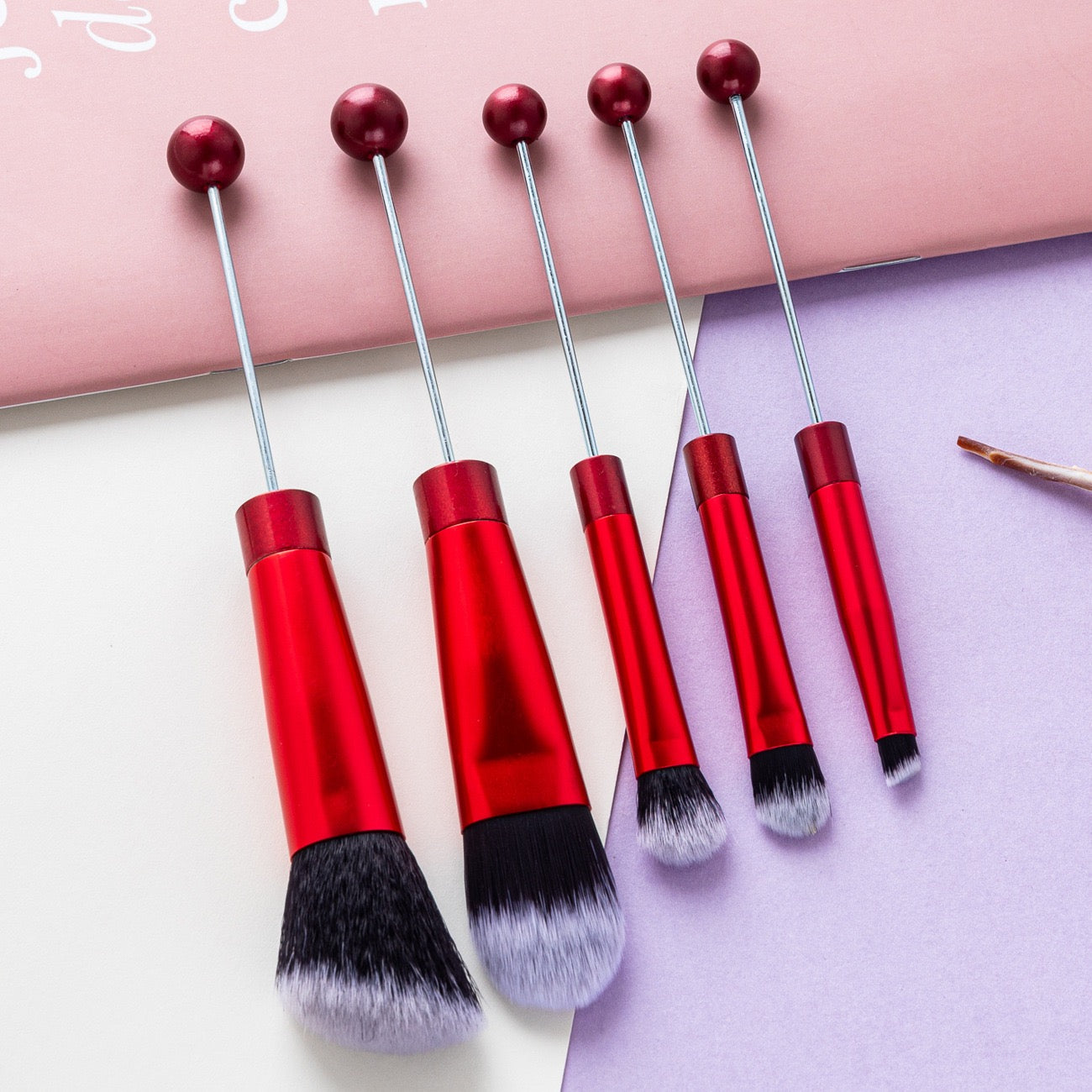Beaded metal handle and beaded makeup brush set
